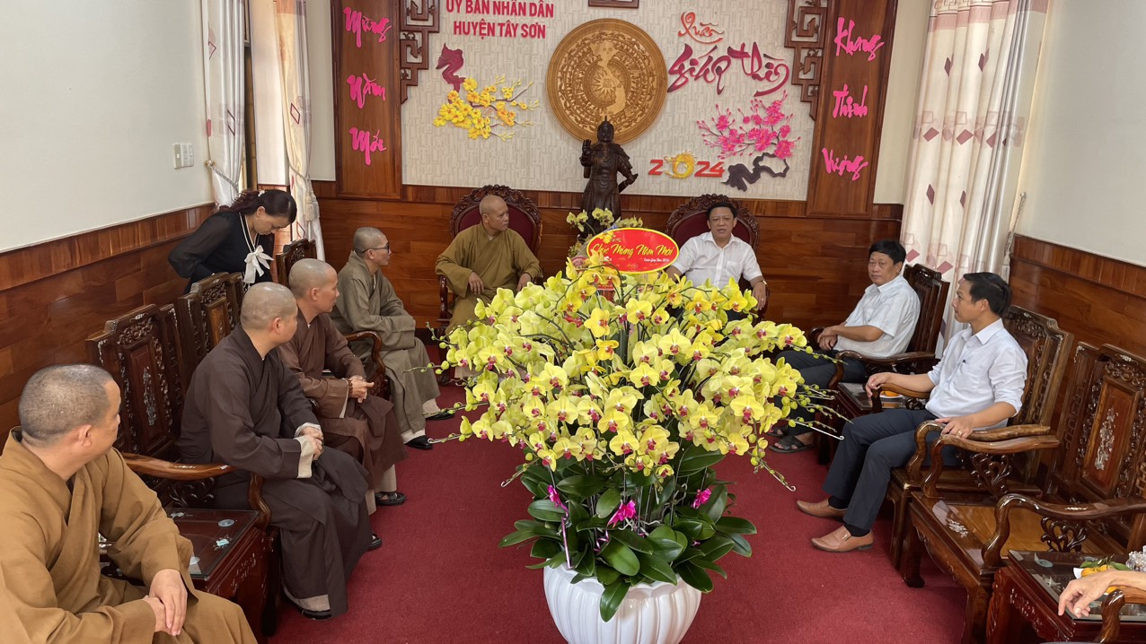 Ban Trị sự Phật giáo Huyện Tây Sơn thăm lãnh đạo chính quyền nhân dịp tết Giáp Thìn.